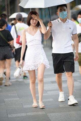 街拍吊带白裙女朋友