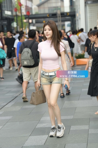 街拍青春热裤小姐姐