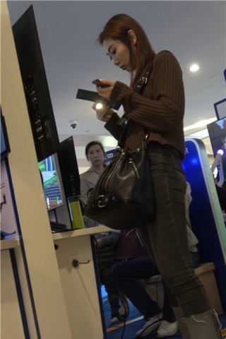 4K商场偶遇宽臀紧身黑色牛仔裤美女 [554 MB]（视频版）