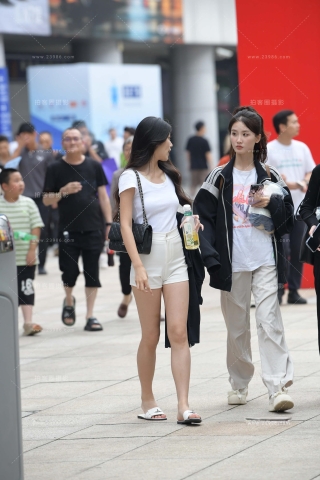 街拍白热裤凉鞋mm