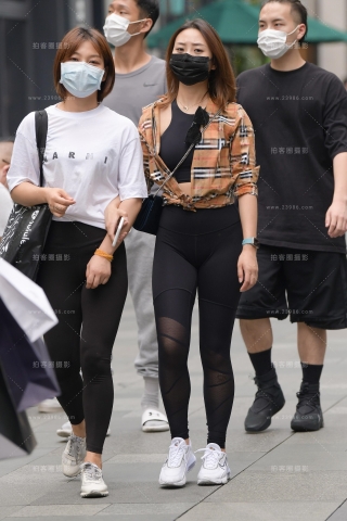 紧致黑色紧身裤