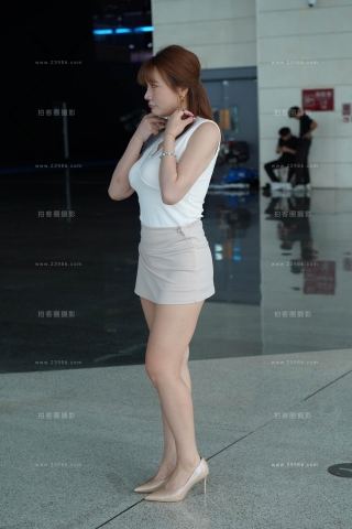 超短裙丰腴身材高跟美女