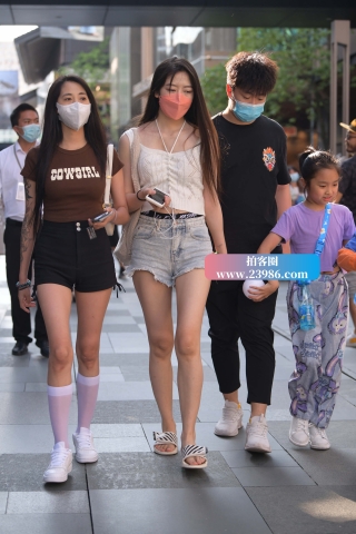 街拍长发美腿热裤美眉