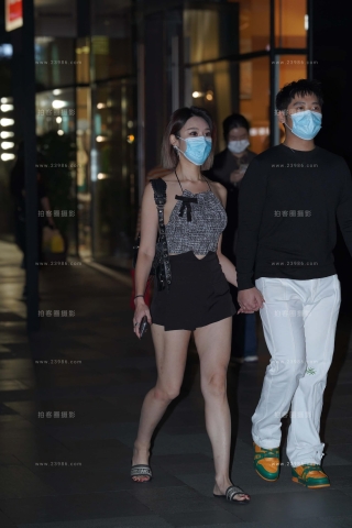 白皙的美腿被蚊子叮了几个包