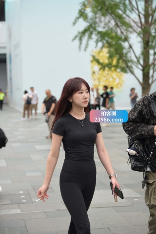 街拍黑色紧身长裤美妞