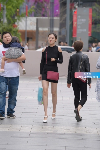 街拍黑色包臀裙s妇身材真不赖~