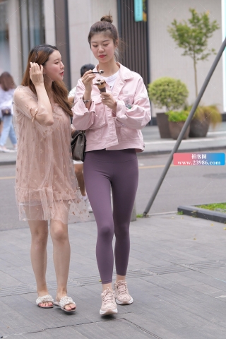 【视觉冲击赛贴】吃冰淇淋的瑜伽裤小姐姐