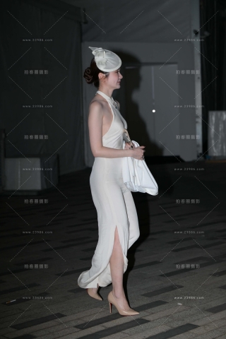 白色长裙，肤白貌美白皙美女