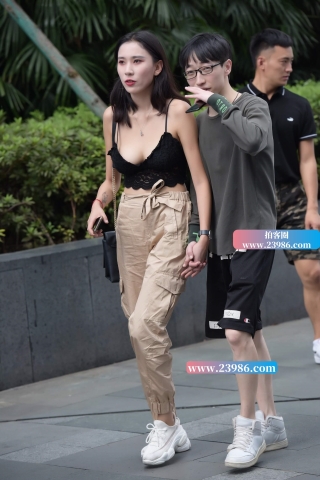低胸装性感街拍美女