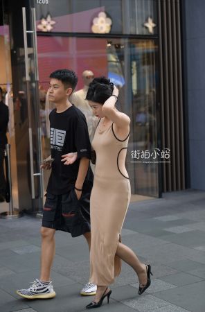 米色裙灰丝高跟美女