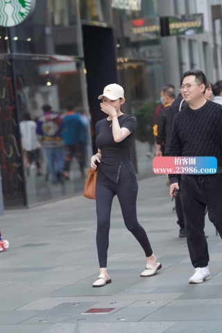 街拍女神级紧身裤美女