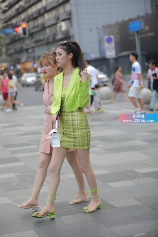 街拍绿衣服高跟马尾辫姐姐