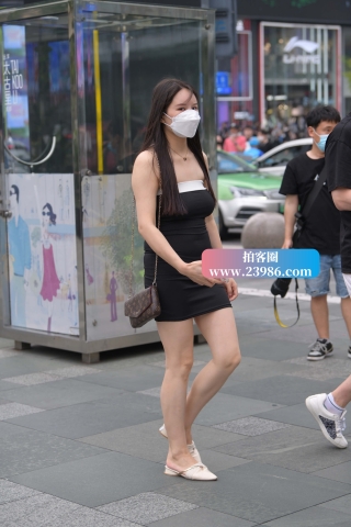 肉肉的黑色短裙美眉