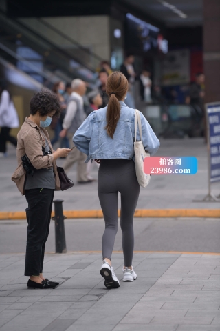 街拍紧身瑜伽裤小姐姐