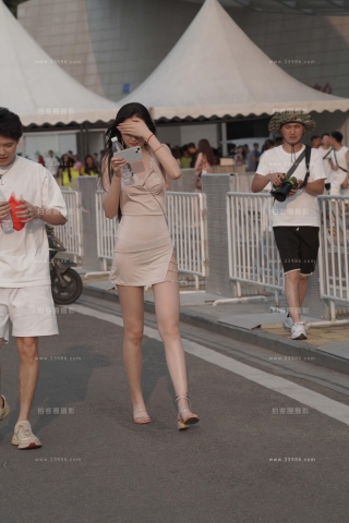 侧开裙长腿性感美女