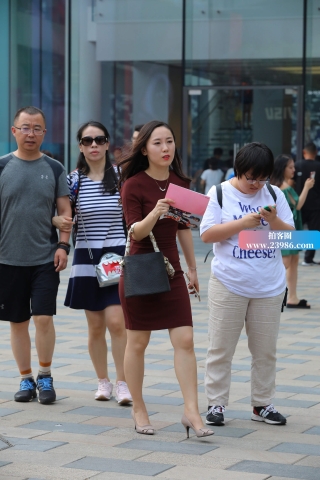 棕色包臀裙高跟性感美女