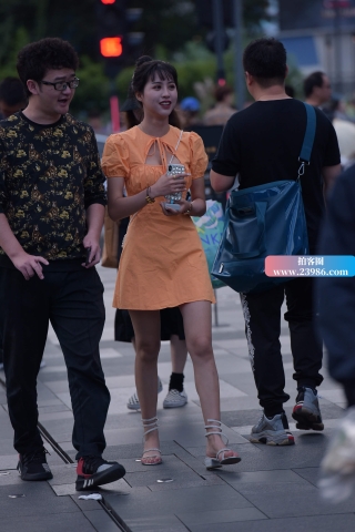 街拍橙黄色连衣裙小姐姐~