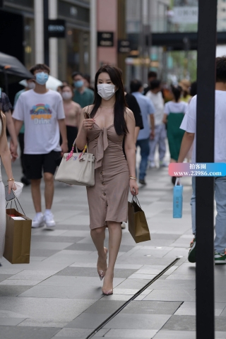 气质美女逛街购物