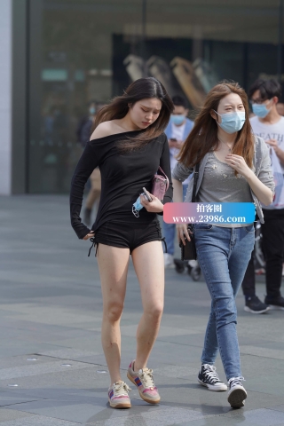 偶遇斜肩装妹子