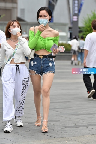 街拍大长腿热裤美女