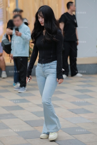 浅色牛仔裤美女