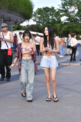 清凉打扮的人字拖小姐姐