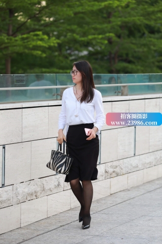 街拍白衬衫黑丝高跟姐姐