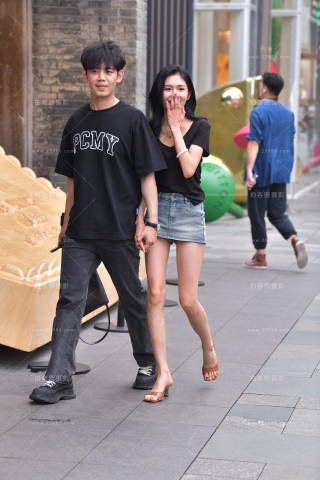 街拍苗条高挑美女