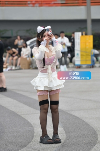 丰满性感可爱女生