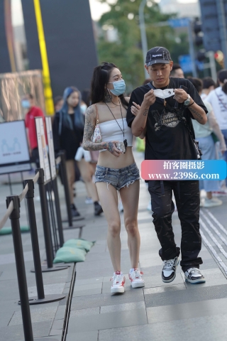 街拍小蛮腰、大花臂超短热牛美眉