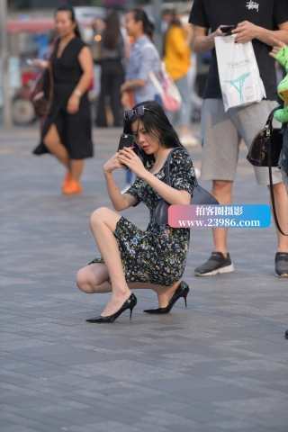高跟花裙美女在拍照