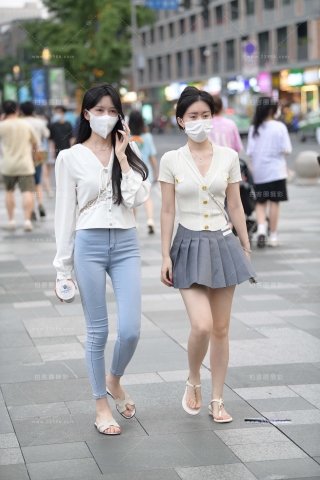 街拍牛仔裤小姐姐跟她的短裙闺蜜