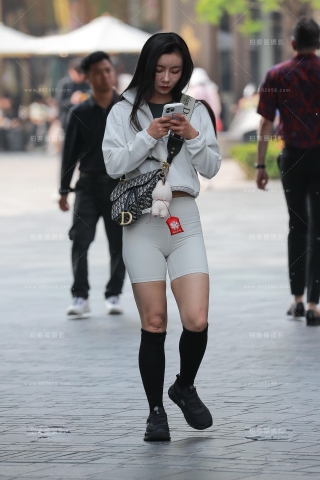 白色瑜伽短裤美女