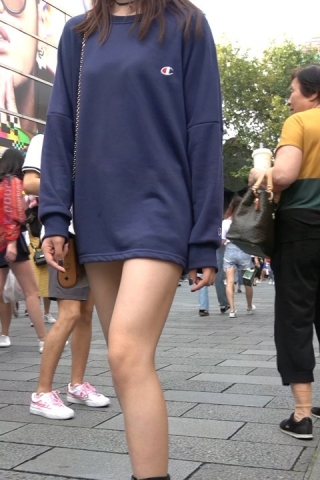 4K - 模特气质的街拍美腿美女摆拍 [1.36 GB/MP4]（视频版）