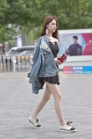 街拍时尚吊带短裙辣妹