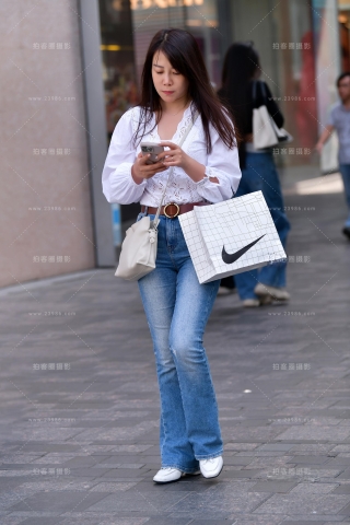 ★披肩发牛仔裤美女