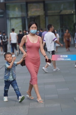 街拍粉色长裙辣妈