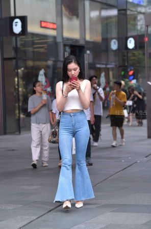 身材很哇塞的喇叭牛仔裤街拍美女