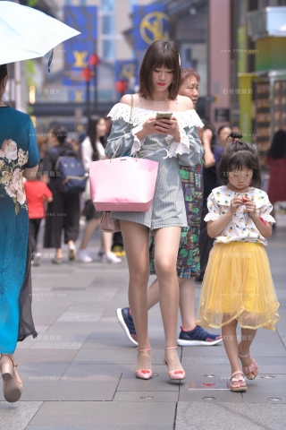 街拍丝腿连体衣宝妈
