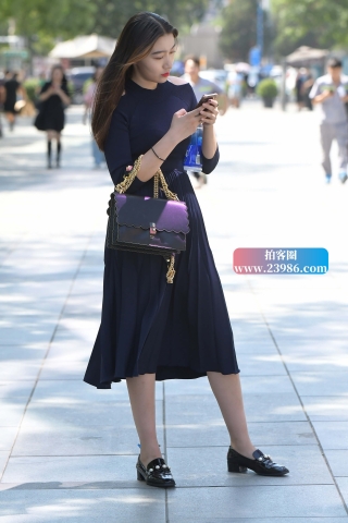 搭讪街拍开朗的小姐姐