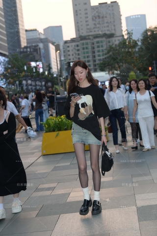 偶遇牛仔短裙嘿丝小妹