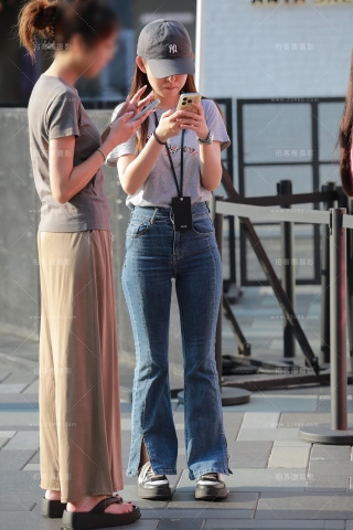 紧身蓝色牛仔裤