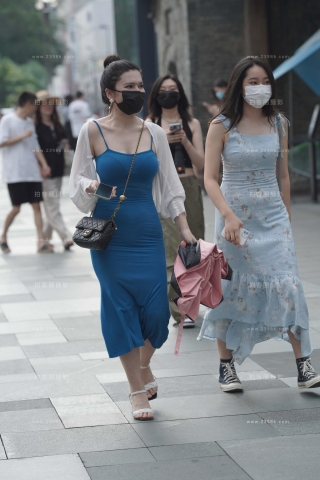 裹身蓝裙韵味美眉