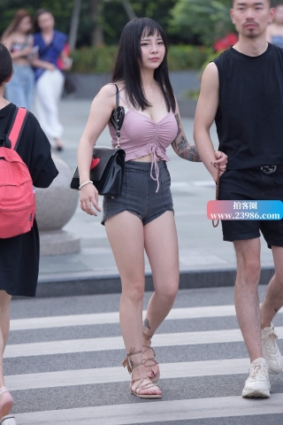 别人家的丰满漂亮女友