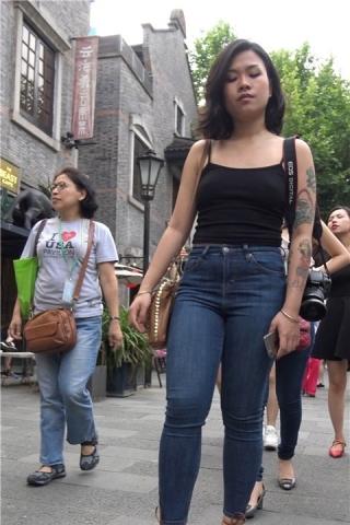 4K 街拍黑色吊带衫紧身蓝牛性感美女  [1.31 GB]（视频版）