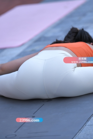 公园里的白色紧身裤