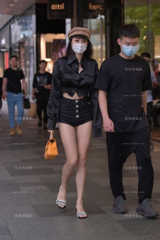 这热裤修长的美腿也太迷人了吧~