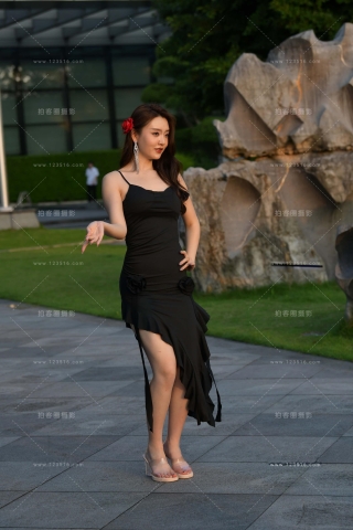 黑色长裙美女