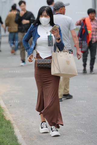 【玻璃街拍】棕色包臀裙小姐姐