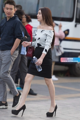 街拍漂亮的高跟御姐